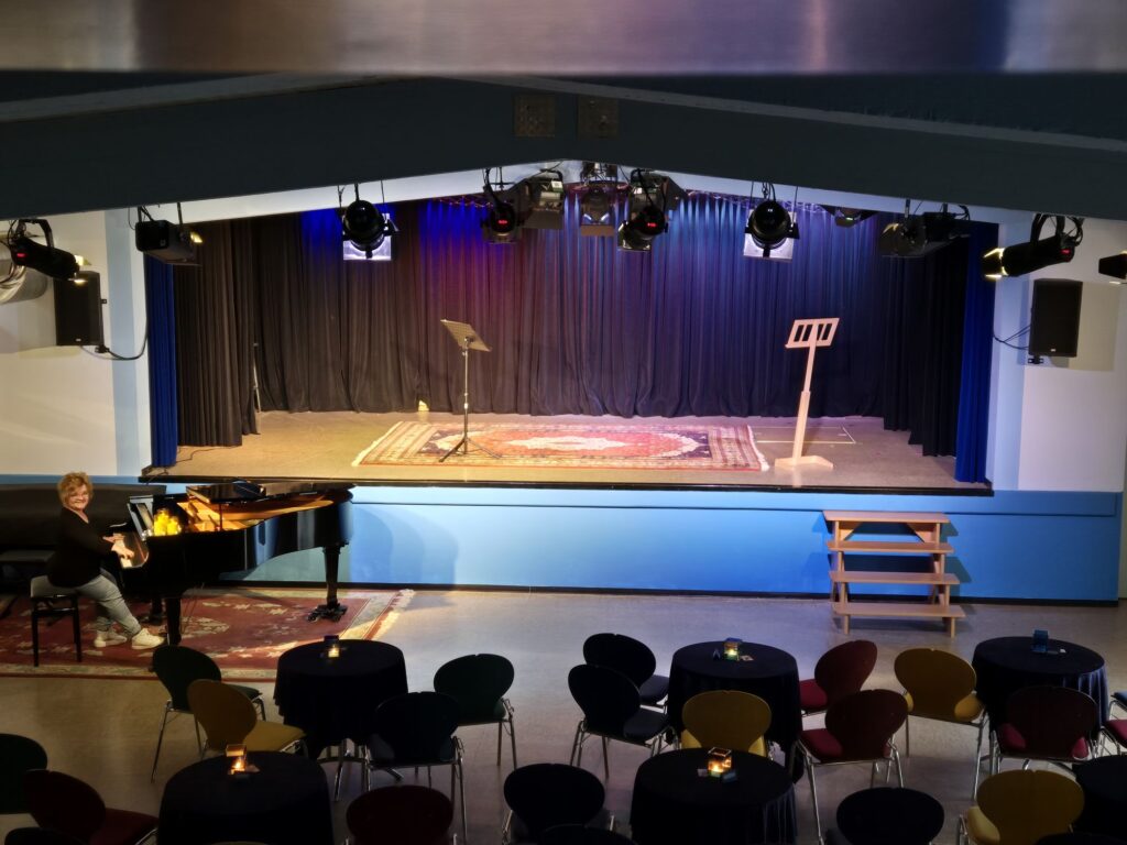 Block auf die Bühne des (noch leeren) Blauen Hauses